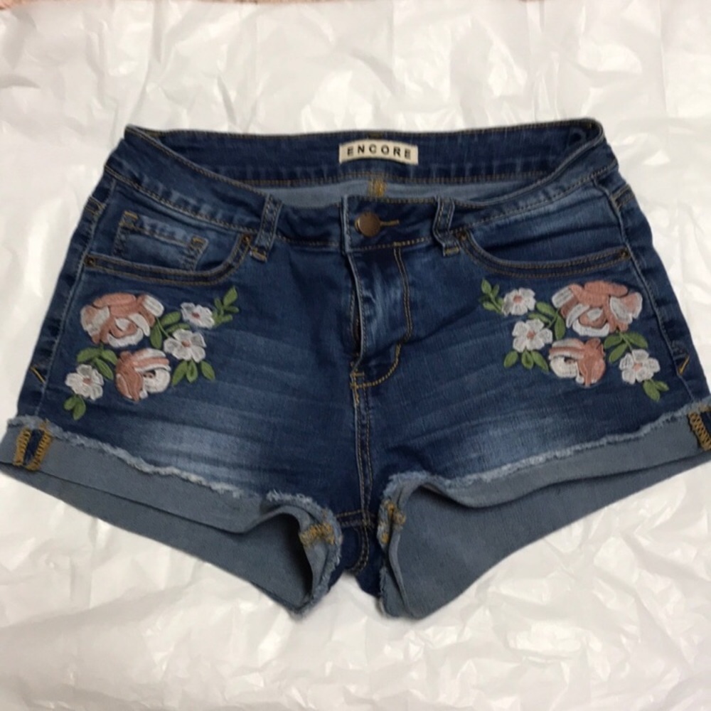 Encore | Cute Denim Shorts W/ Flower Detail 🌸